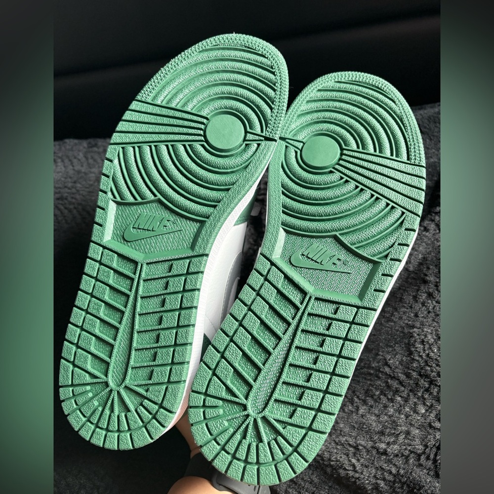 ***NEW*** Jordan 1 High Green and White Sneakers - Picture 5 of 6